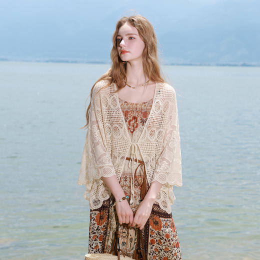 三彩2026新款波西米亚风钩花披肩手工感遮阳松弛度假氛围通勤约会 商品图2