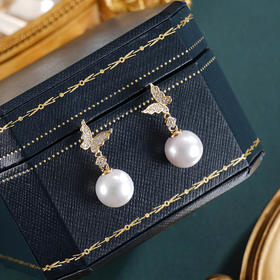 子佩集【彩蝶仙踪】银S925珍珠惜王妃耳钉【E0749】10mm珠镀金蝴蝶2601