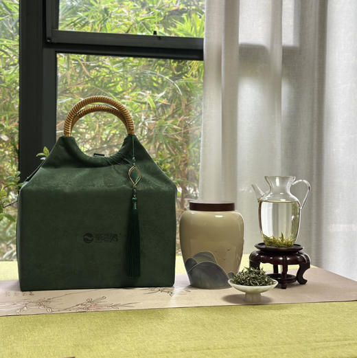 春茶上市｜【芳华·保靖黄金茶】明前特级，素以“高氨基酸、高茶多酚、高叶绿素、高水浸出物质”和“香、绿、爽、醇”四高四绝品质特点闻名遐迩，一两黄金一两茶，馈赠自饮佳品，净重：250g*2罐*1提布包 商品图1