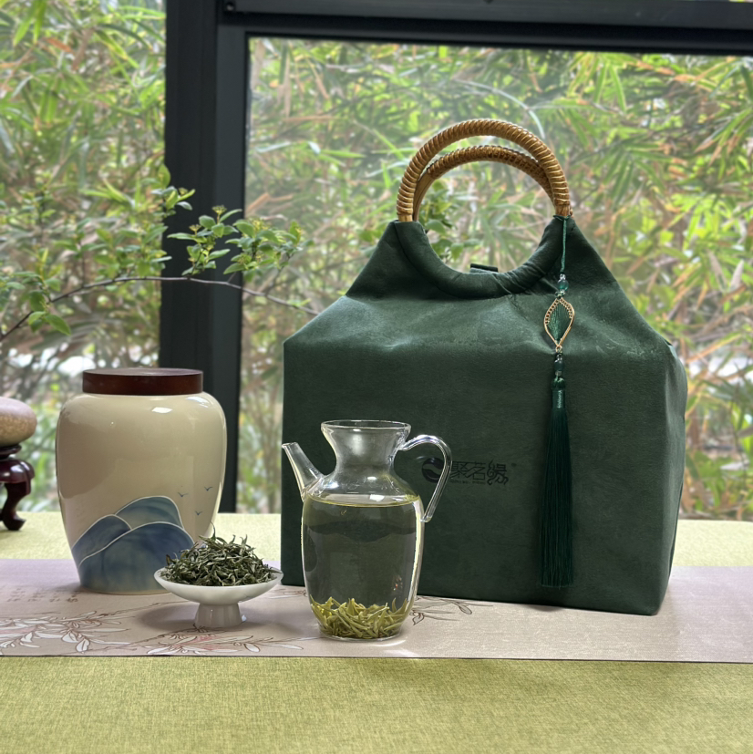 春茶上市｜【芳华·保靖黄金茶】明前特级，素以“高氨基酸、高茶多酚、高叶绿素、高水浸出物质”和“香、绿、爽、醇”四高四绝品质特点闻名遐迩，一两黄金一两茶，馈赠自饮佳品，净重：250g*2罐*1提布包