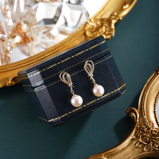 子佩集【‌风华结缘】银S925珍珠惜王妃耳钉【E4020】9.5mm珠镀金水滴吊球丝带2601 商品图1