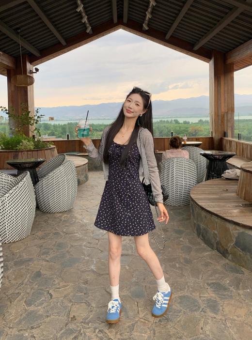 韩系感爆棚❗️【碎花系带连衣裙套装一套锁死】显瘦又减龄直接封神❗️"显脸小+大长腿"双buff叠加❗️这套不囤简直亏哭!！ ✅藏青底色 + 小碎花印花，显瘦天花板，黑黄皮穿也显白两个度 商品图2