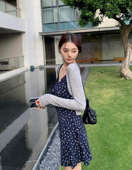 韩系感爆棚❗️【碎花系带连衣裙套装一套锁死】显瘦又减龄直接封神❗️"显脸小+大长腿"双buff叠加❗️这套不囤简直亏哭!！ ✅藏青底色 + 小碎花印花，显瘦天花板，黑黄皮穿也显白两个度 商品图3