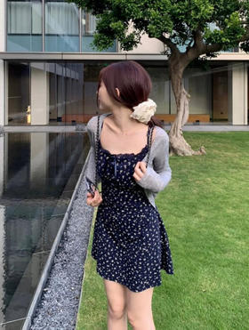 韩系感爆棚❗️【碎花系带连衣裙套装一套锁死】显瘦又减龄直接封神❗️"显脸小+大长腿"双buff叠加❗️这套不囤简直亏哭!！ ✅藏青底色 + 小碎花印花，显瘦天花板，黑黄皮穿也显白两个度