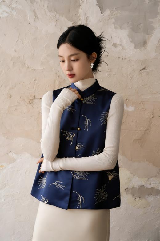 （清仓卖完即止！！）新中式「竹燕春晖」桑蚕丝马甲 | 设计师将燕子竹青的雅致韵味融入其中，媲美秀场上的高定款【3-7天发货，周末顺延】 商品图1