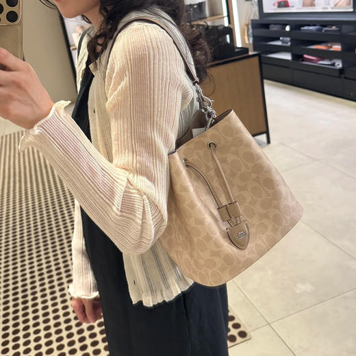 【新款水桶｜香港直邮】COACH/蔻驰 奥莱女士老花ROWAN水桶包手提包CBH06/CBH07 清关约7个工作日 -w 商品图2