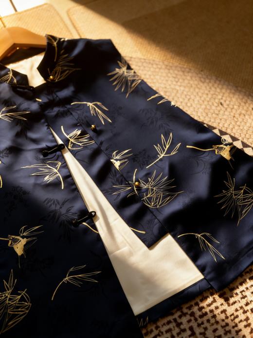 （清仓卖完即止！！）新中式「竹燕春晖」桑蚕丝马甲 | 设计师将燕子竹青的雅致韵味融入其中，媲美秀场上的高定款【3-7天发货，周末顺延】 商品图2