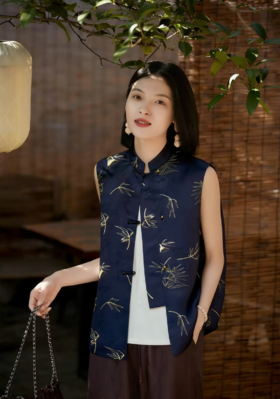 （清仓卖完即止！！）新中式「竹燕春晖」桑蚕丝马甲 | 设计师将燕子竹青的雅致韵味融入其中，媲美秀场上的高定款【3-7天发货，周末顺延】