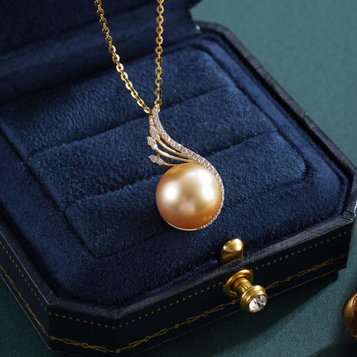 子佩集【福尾轨迹】G14K珍珠惜王妃吊坠【PS08250】12.8mm珠海水珠金色羽翅镀金（不含链）2601 商品图0