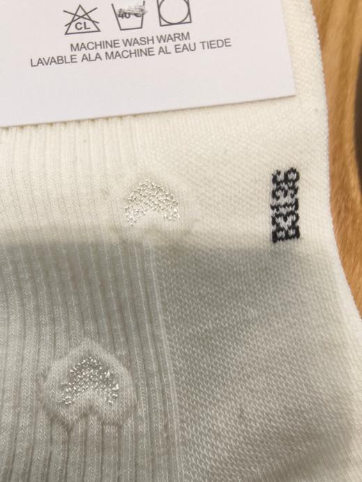 点此购买 miumiu女士中筒袜 343514 商品图5