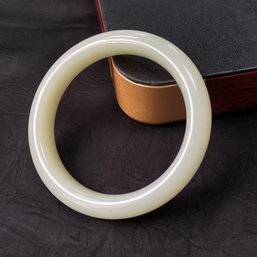 【快抱】【于田产和田玉于田料青白玉手镯】61#，出证书，发货1~5天，48小时鉴赏期 商品图0