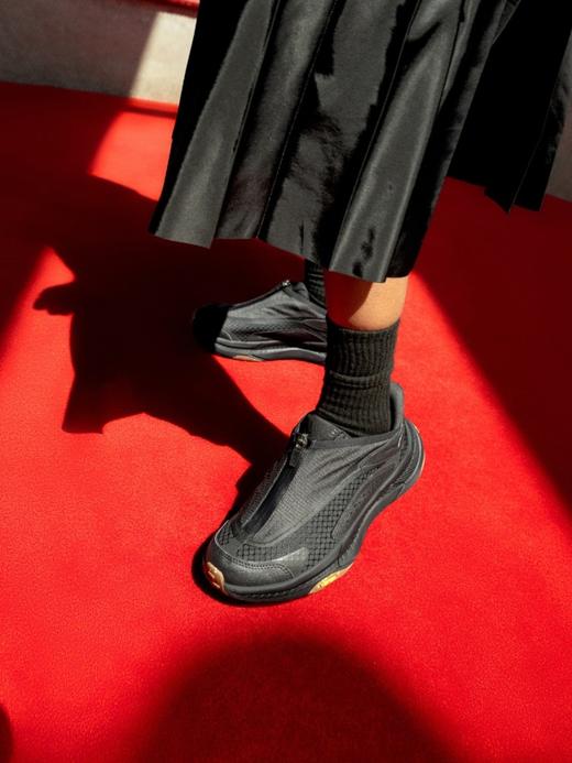 一店k （仅售48小时！）太酷了！HK又一个王炸！刀锋战士360°无死角！机能风上脚真的帅惨了！抗撕裂面料 vibram橡胶大底 无鞋带设计太爱了！未来感解构风 双层跑步鞋 脚感绝了！ 商品图5