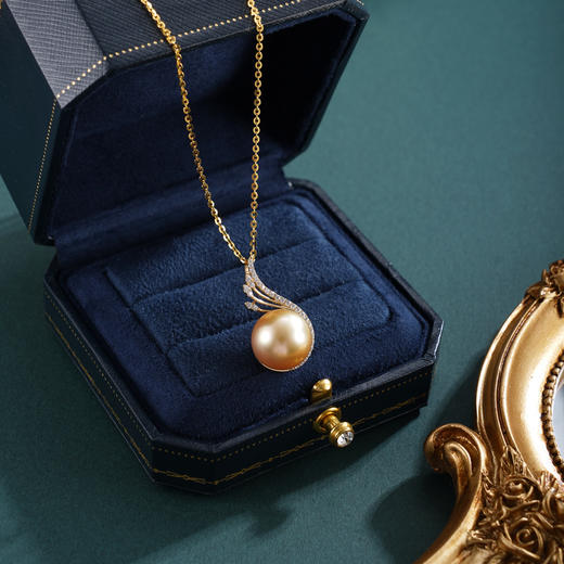 子佩集【福尾轨迹】G14K珍珠惜王妃吊坠【PS08250】12.8mm珠海水珠金色羽翅镀金（不含链）2601 商品图1