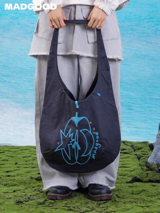 马得工地/MDGDPSBB494/ 印花铆钉绑带斜挎包 商品图0