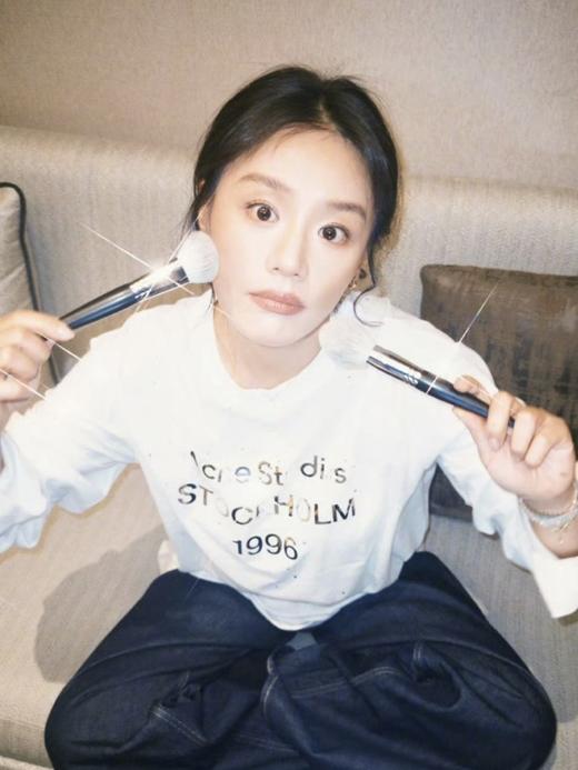 一店k 又又又一件宝藏长袖！Ac也太会做T恤了啊啊！1996北欧限定镜面水钻T！薄薄软软70棉➕30亚麻！松弛慵懒氛围很在线！马思纯同款 亮面烫钻休闲上衣 商品图12