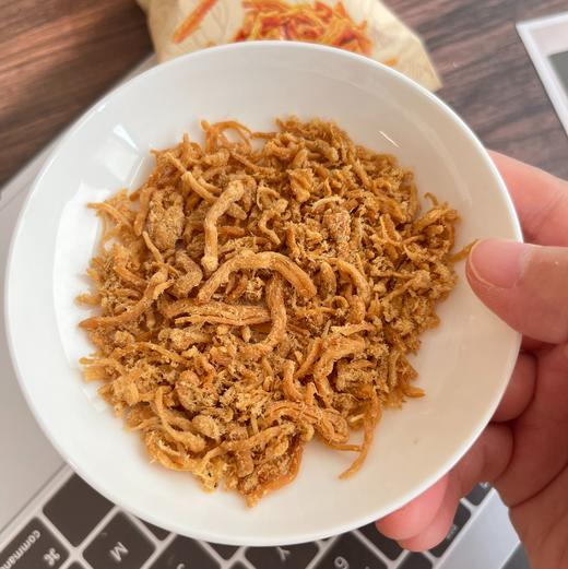 【斌哥优选】香脆肉松酥条。不掺一点淀粉。纯肉手撕成条，肉感扎实，口口香脆。烘烤非油炸，更酥脆更鲜香。一袋里面六小包，独立包装。 商品图2