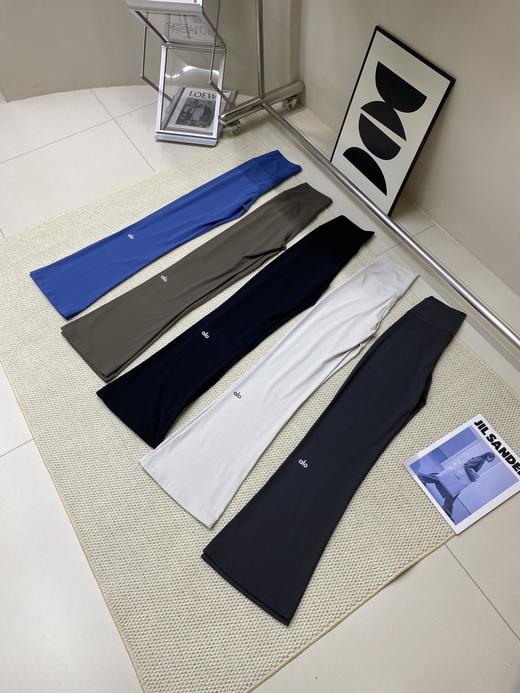 点此购买 Alo Yoga女士腿标喇叭瑜伽裤 my 343537 商品图13