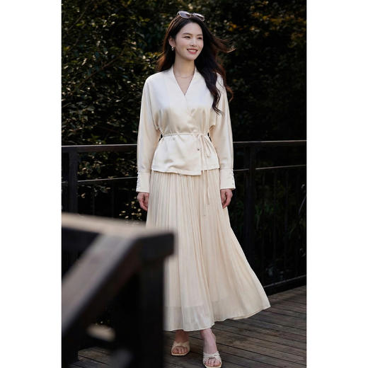 米思阳2026春季优雅光泽感缎面收腰显瘦通勤OL衬衫女一片式交叠系带1131 商品图4