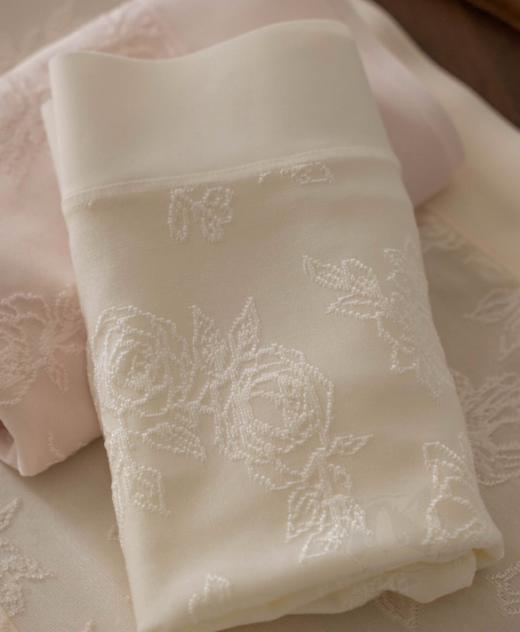 点此购买 爱慕家山茶花女士立体浮雕提花内裤 艾 343502 商品图4