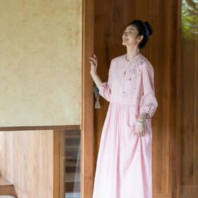 牧衣游原创 手工刺绣苎麻连衣裙女新款轻薄宽松粉色文艺长裙 归然