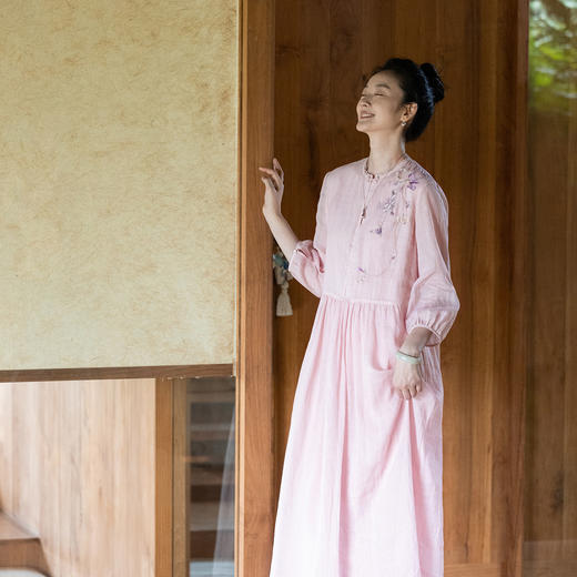 牧衣游原创 手工刺绣苎麻连衣裙女新款轻薄宽松粉色文艺长裙 归然 商品图0