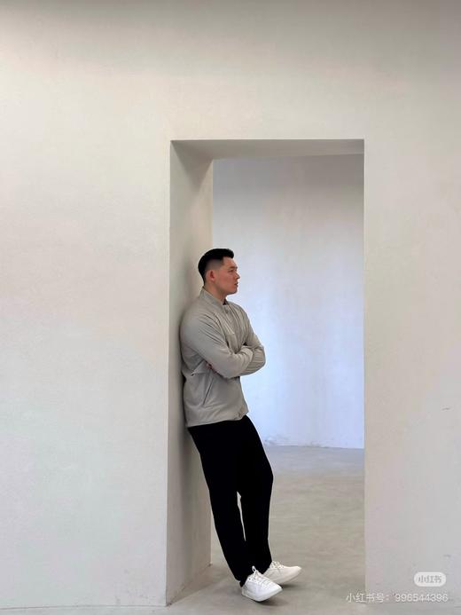 一店d 𝐋𝐮爆款男士夹克strech ventilated 个人觉得 在所有的男士系列中这个樶--好看 夏天防晒穿也ok 超轻面料 轻到像没穿一样
立领剪裁修饰脖颈线条，完全不挑身材 商品图12