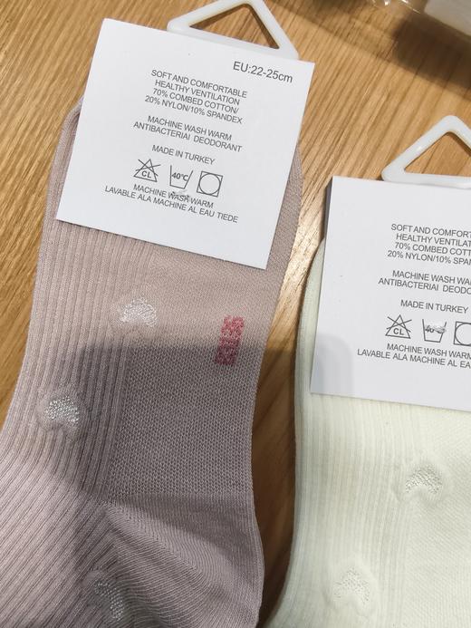 点此购买 miumiu女士中筒袜 343514 商品图8