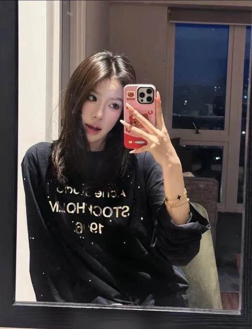 一店k 又又又一件宝藏长袖！Ac也太会做T恤了啊啊！1996北欧限定镜面水钻T！薄薄软软70棉➕30亚麻！松弛慵懒氛围很在线！马思纯同款 亮面烫钻休闲上衣 商品图0