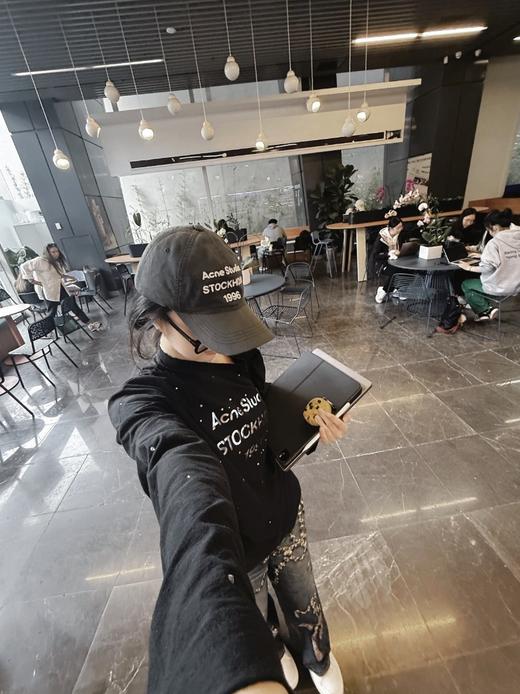 一店k 又又又一件宝藏长袖！Ac也太会做T恤了啊啊！1996北欧限定镜面水钻T！薄薄软软70棉➕30亚麻！松弛慵懒氛围很在线！马思纯同款 亮面烫钻休闲上衣 商品图8