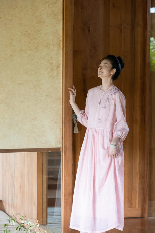 牧衣游原创 手工刺绣苎麻连衣裙女新款轻薄宽松粉色文艺长裙 归然 商品图5