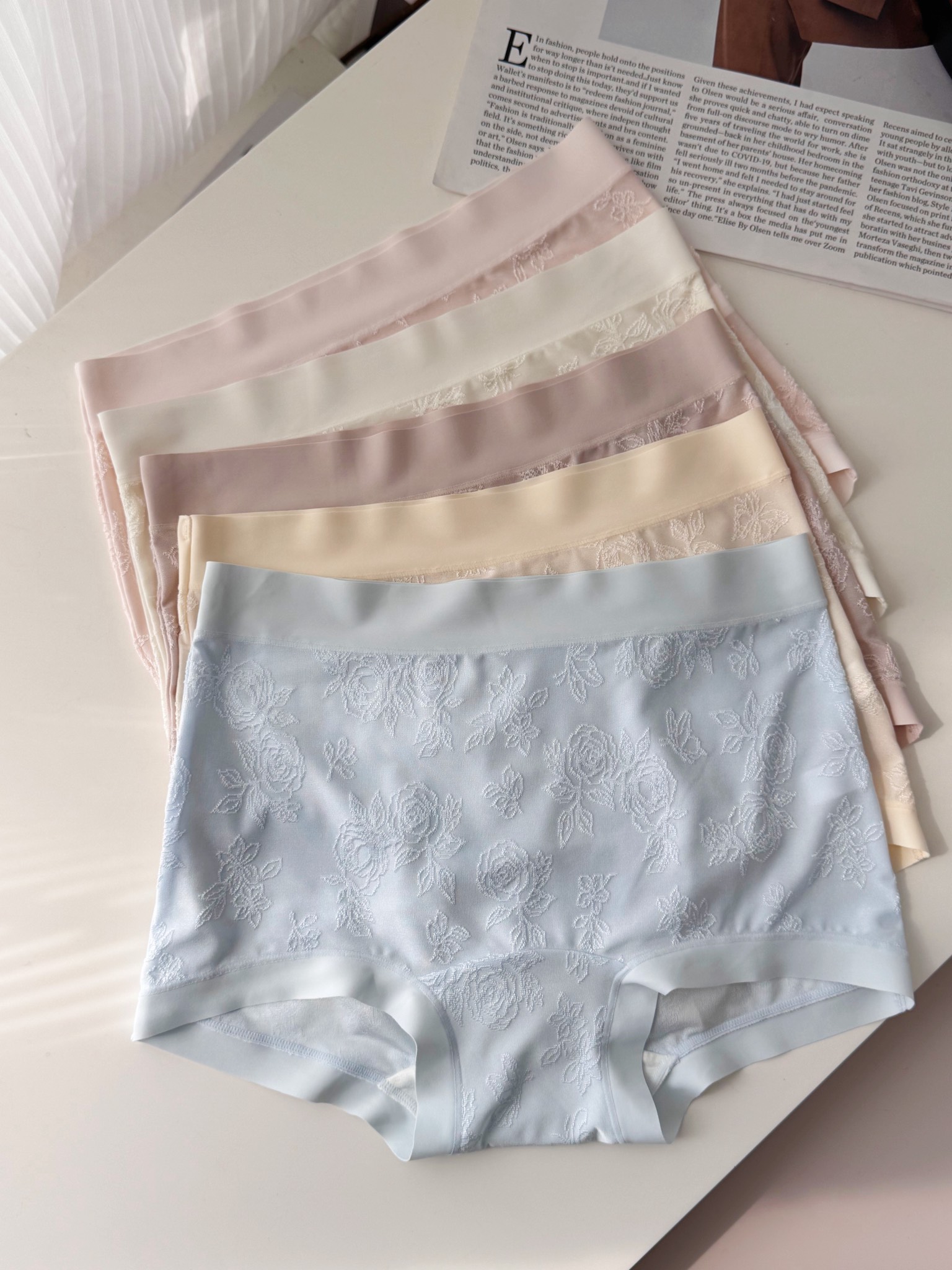 点此购买 爱慕家山茶花女士立体浮雕提花内裤 艾 343502