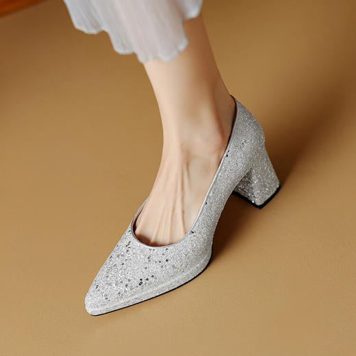 【预售5天】不累脚婚纱神器秋冬新款小个子防水台亮片高跟鞋女粗跟婚鞋KLS&H9068 商品图3