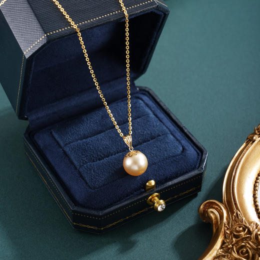 子佩集【灼灼风华】G18K珍珠惜王妃吊坠【K90016516】11.5mm珠海水珠金色花托花片镀金（不含链）2601 商品图1