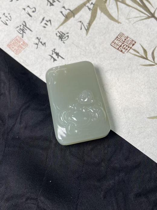 【快抱】【于田产和田玉于田料青白玉单面弥勒佛】出证书，发货1~5天，48小时鉴赏期 商品图1
