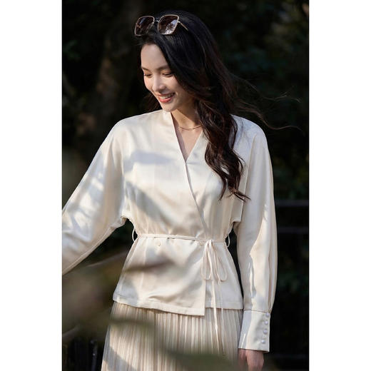 米思阳2026春季优雅光泽感缎面收腰显瘦通勤OL衬衫女一片式交叠系带1131 商品图3