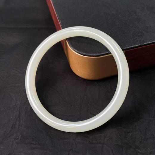 【快抱】【于田产和田玉于田料青白玉手镯】出证书，发货1~5天，48小时鉴赏期 商品图0