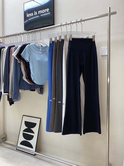 点此购买 Alo Yoga女士腿标喇叭瑜伽裤 my 343537 商品图11