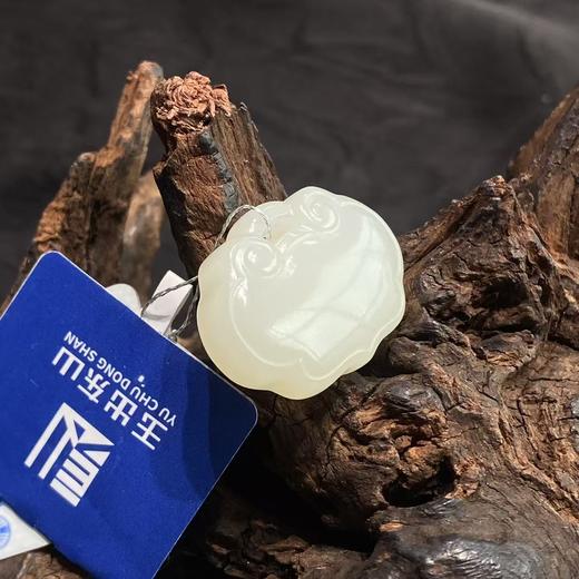 【快抱】【于田产和田玉于田料白玉平安锁 】出证书，发货1~5天，48小时鉴赏期 商品图1