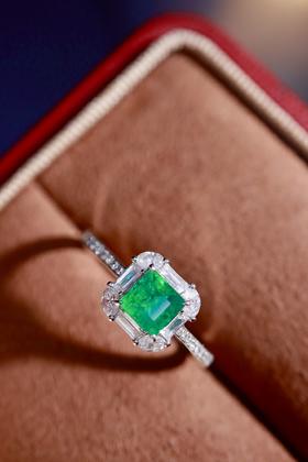 0.82克拉祖母绿戒指