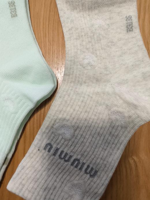 点此购买 miumiu女士中筒袜 343514 商品图6