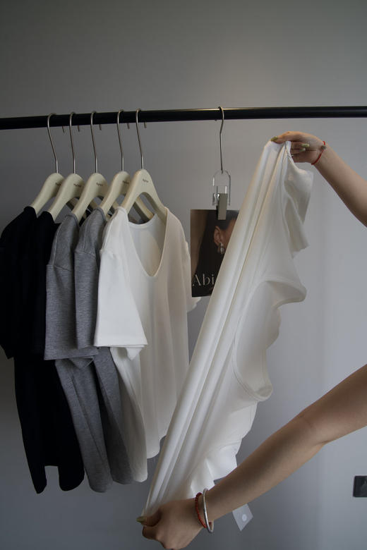 【V领天花板】AMTN三色v领慵懒T 商品图4