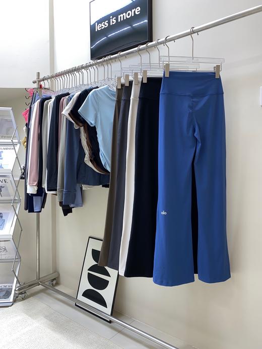 点此购买 Alo Yoga女士腿标喇叭瑜伽裤 my 343537 商品图12