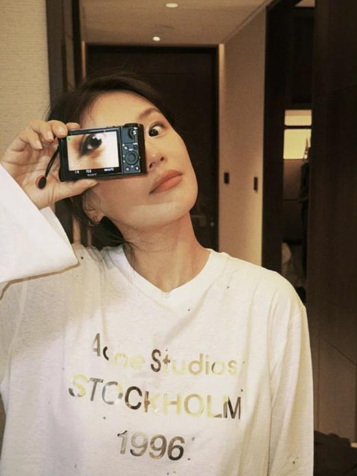 一店k 又又又一件宝藏长袖！Ac也太会做T恤了啊啊！1996北欧限定镜面水钻T！薄薄软软70棉➕30亚麻！松弛慵懒氛围很在线！马思纯同款 亮面烫钻休闲上衣 商品图11