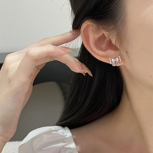 卡蒂罗KADER 公主蝴蝶结耳钉  925银甜美少女璀璨闪耀轻奢小巧闪锆点缀立体设计耳饰 简约百搭双重绮丽 商品图4