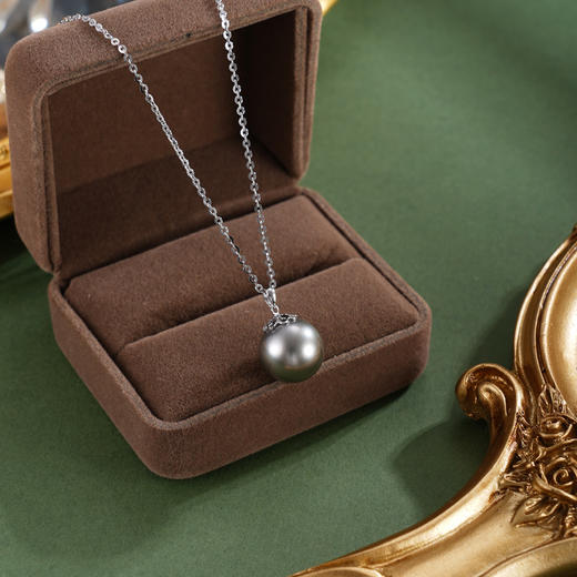 子佩集【夜幕小咏】G18K珍珠惜王妃吊坠【P200729】12mm珠海水珠黑花片花托（不含链）2601 商品图1