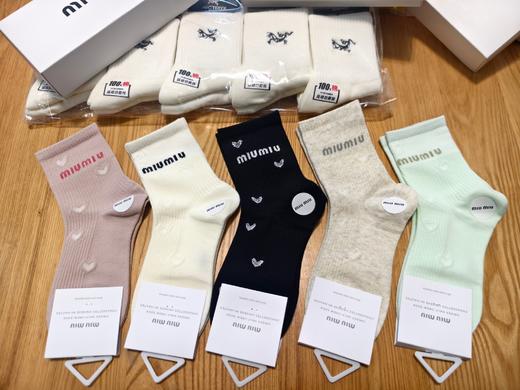 点此购买 miumiu女士中筒袜 343514 商品图1