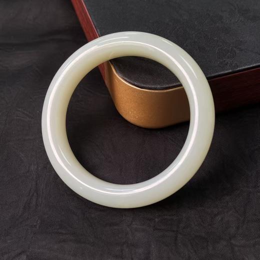 【快抱】【于田产和田玉于田料青白玉手镯】57#，出证书，发货1~5天，48小时鉴赏期 商品图1