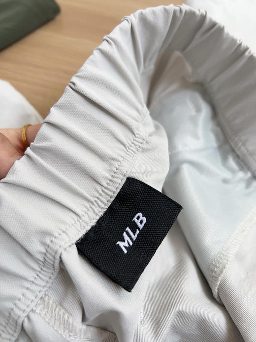 韩单正品 MLB薄款梭织速干大口袋工装裤，男女情侣款，
颜色：灰白色 军绿色 黑色
尺码：M~3Xl 商品图5