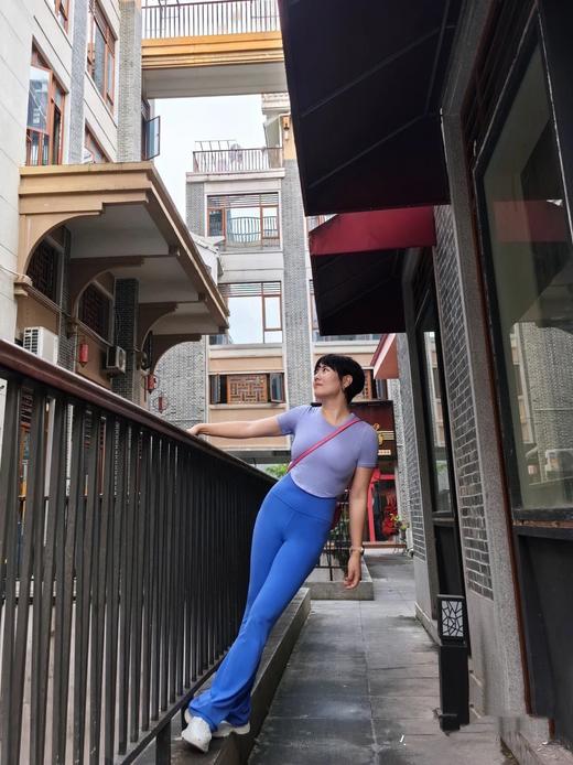 点此购买 Alo Yoga女士腿标喇叭瑜伽裤 my 343537 商品图3