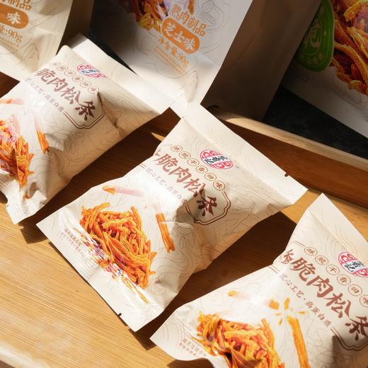 【斌哥优选】香脆肉松酥条。不掺一点淀粉。纯肉手撕成条，肉感扎实，口口香脆。烘烤非油炸，更酥脆更鲜香。一袋里面六小包，独立包装。 商品图3